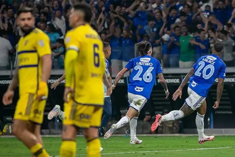 En el arranque de partido, a los nueve segundos, el de la ribera se quedó con uno menos, Luis Advíncula le metió un planchazo a Lucas Romero y el árbitro, Wilmar Roldán, le mostró la tarjeta roja. Diego Martínez tuvo que sacar a Agustín Martegani para reacomodar la defensa con Nicolás Figal, quien perdió la pelota a los 9' y la jugada terminó en gol de Matheus Henrique, tras un rebote de Chiquito Romero. 