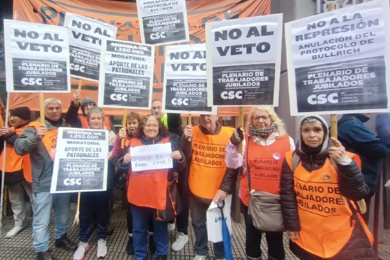 A pesar de la lluvia la movilización de todas las semanas se hizo igual, constituyendo una previa a la masiva protesta que hoy esperan inundar las calles. Como ya es costumbre, lo que empezó como una protesta pacífica de la clase pasiva terminó con la respuesta represiva de la Gendarmería, la Prefectura y la Federal, que formaron parte del operativo diseñado por la ministra Bullrich.