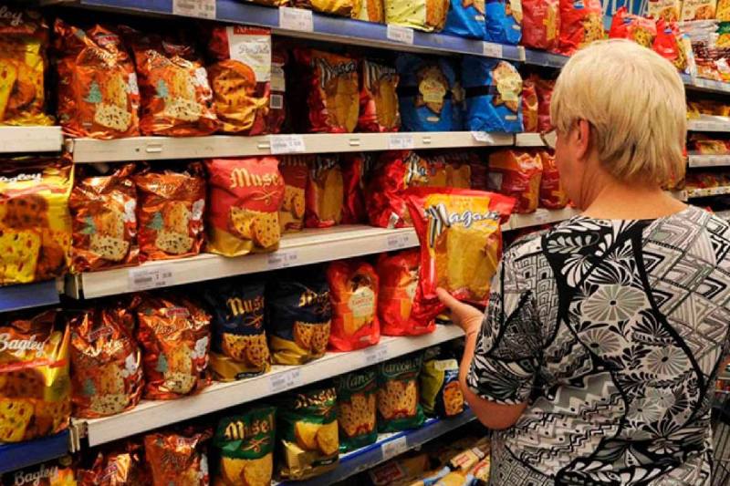 Una encuesta realizada a los consumidores regulares destaca que el 74% de los consultados prioriza promociones y descuentos al realizar sus compras navideñas. De la misma manera, el 9% busca financiamiento en cuotas y el 7% aprovecha beneficios por pago con débito o QR. El 61% financia sus compras con tarjeta de crédito, el 16% aguarda el cobro del aguinaldo y el 12% utiliza rendimientos de cuentas remuneradas. 