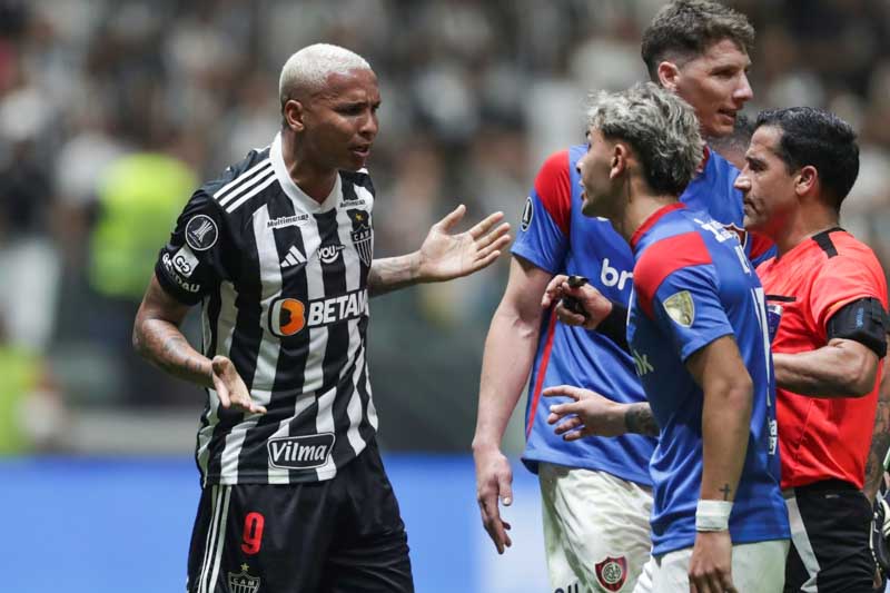 Iniciando las acciones de la segunda parte de esta fecha, en el estadio Maracaná ayer Fluminense derrotó 2 a 1 a Gremio, San Lorenzo perdió 1 a 0 en su visita a Atlético Mineiro, en el Arena MRV, y Colo Colo derrotó en a Junior 2 a 1  en el Metropolitano Roberto Meléndez.