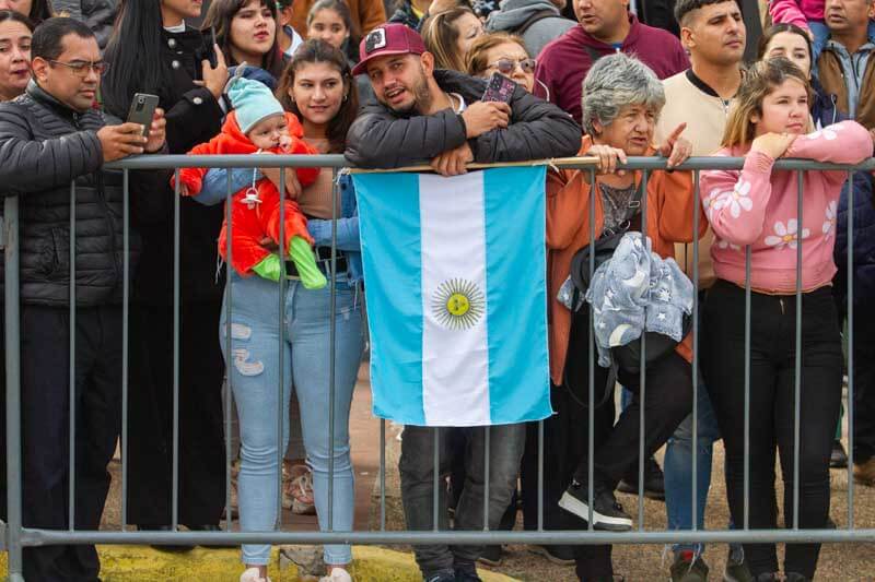 El desfile escolar se convirtió en un evento lleno de alegría y emotividad, en el que padres, familiares y la comunidad en general se sumaron para presenciar y celebrar este importante acto patriótico.