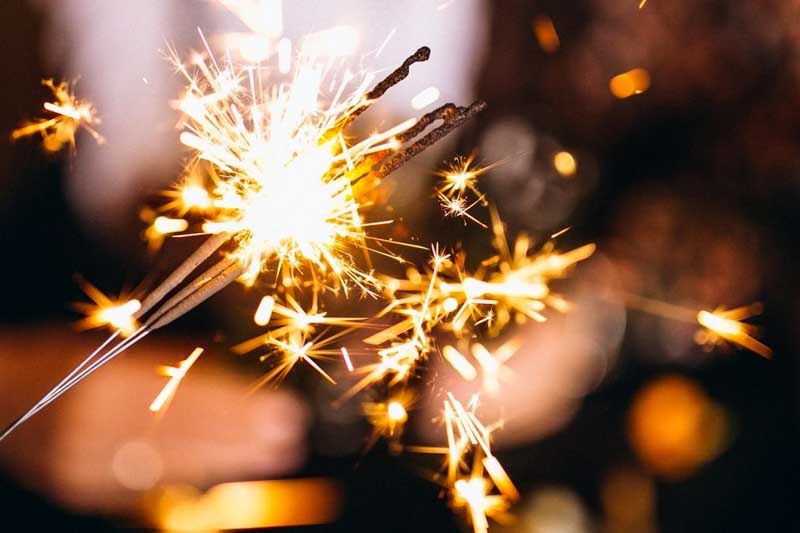 9-Brindar con una copa que contenga un anillo, asociado al deseo de relaciones estables y compromisos duraderos.

10- Escribir la palabra “amor” en una hoja de laurel y enterrarla en una maceta, con la expectativa de fortalecer los vínculos.

11-Ubicarse debajo de una mesa durante las campanadas para pedir un deseo relacionado con la vida sentimental.