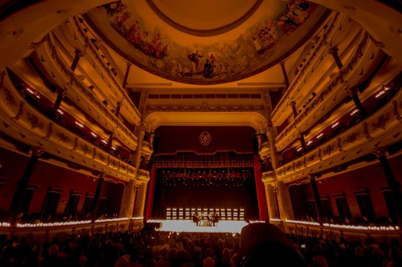 El concierto contará con la presentación de un cuarteto de cuerdas integrado por dos violines, viola y violonchelo. El programa tentativo incluye interpretaciones de Somebody to Love, Bohemian Rhapsody, Don’t Stop Me Now y We Are the Champions. La propuesta forma parte de una serie de espectáculos presentes en distintas ciudades del mundo, concebidos para ampliar el acceso a la música clásica y acercarla a nuevos públicos.Para más información, podes visitar: https://candlelightexperience.com Compra de entradas: https://feverup.com/