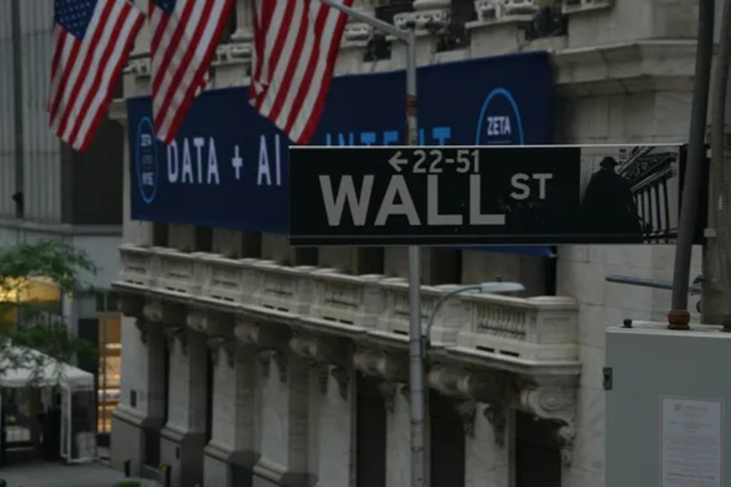 En Wall Street los ADRs argentinos anotaron caídas generalizadas y perdieron hasta un 4% de la mano de Edenor, pero resaltó particularmente el desplome de otra acción argentina, la de Bioceres (-32,9%). En paralelo, Globant retrocedió el 11,7%, y Vista un 7%. Mientras, en la plaza local, el S&P Merval revirtió su apertura alcista y cerró en terreno negativo, al ceder un 2,2% en pesos a los 3.038.541,1700 puntos, y su contraparte en dólares cedió el 2,1% a 2.035 puntos. 