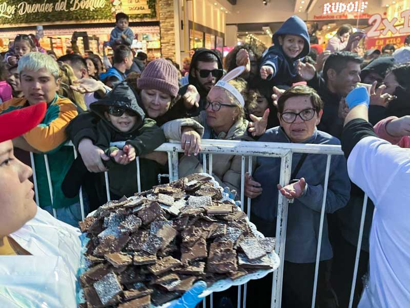 Realizando un espectáculo para toda la familia, desde las primeras horas de la tarde el clima festivo se apoderó de la ciudad, que tuvo una gran afluencia de visitantes. Una vez terminada la creación gastronómica, y luego de ser medida para determinar el récord, partieron la barra de chocolate y repartieron los trozos al público presente.