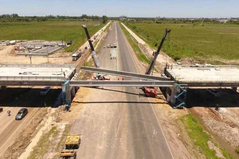 La cúpula del Sindicato de Trabajadores Viales de la República Argentina viene denunciando la intención del gobierno nacional de cerrar Vialidad, reportando que entre el 67% y el 70% de la red vial nacional se encuentra en regular y mal estado, y que no sólo está recortando fondos, sino que propone este arbitrario tipo de soluciones, como la privatización, lo que significará el pago de peaje para quienes circulen por las rutas.
