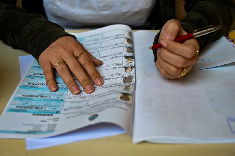 Los candidatos a gobernador y funcionarios provinciales emitieron su voto durante la mañana, convocando a la ciudadanía a participar del proceso democrático.