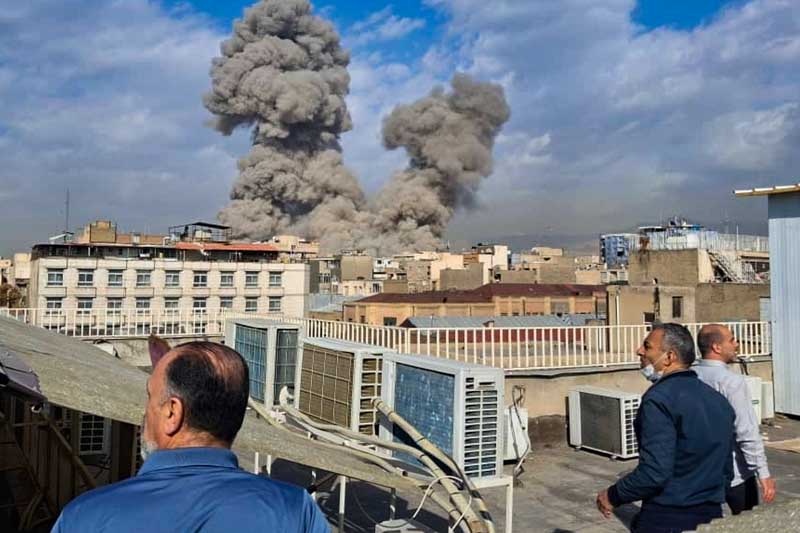 El primer ministro Benjamin Netanyahu sostuvo que la acción buscó “eliminar la amenaza existencial” que representa el régimen iraní y advirtió a la población israelí que permaneciera cerca de refugios ante posibles represalias. Horas después, el ejército israelí confirmó el lanzamiento de misiles desde territorio iraní hacia distintas zonas del país, lo que activó sirenas de alerta aérea y generó nuevas explosiones.