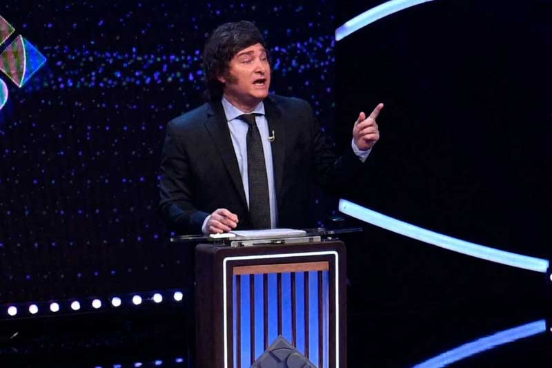 El cierre de Javier Milei consistió en una copia de las deposiciones finales realizadas en los juicios de las series norteamericanas, cuando los abogados quieren convencer al jurado de la inocencia o culpabilidad del acusado. Hizo hincapié en que su alternativa es la indicada y aseguró que los países de donde toma el sistema de gobierno (llámese EE.UU. o cualquiera de sus seguidores) son más ricos, sus habitantes viven más y los pobres están mejor (aunque sigan siendo pobres).