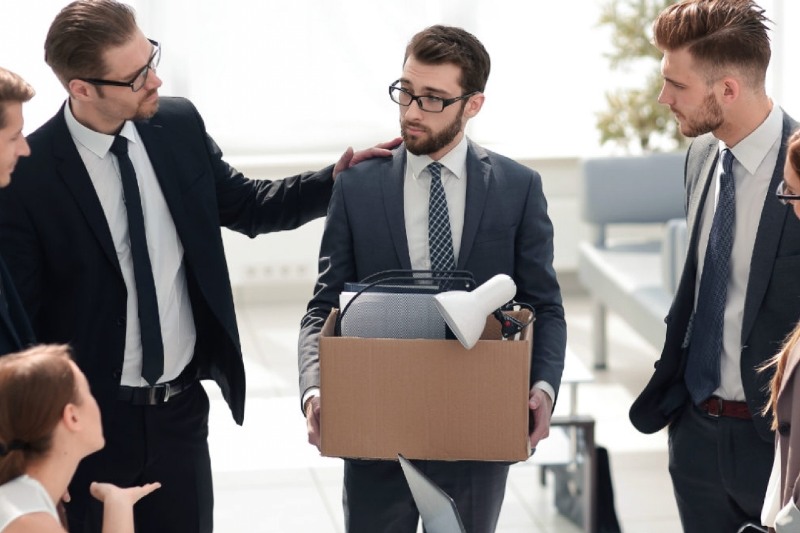 Desde que comenzó el mandato de Milei la baja superó a los cinco puntos; este dato resulta de una medición que contempla el universo de los trabajadores en relación de dependencia y que analiza la información en base al sistema de aportes patronales. Por otro lado, aumentaron los despidos en los sectores de industria, comercio, construcción y servicios empresariales, inmobiliarios y de alquiler.