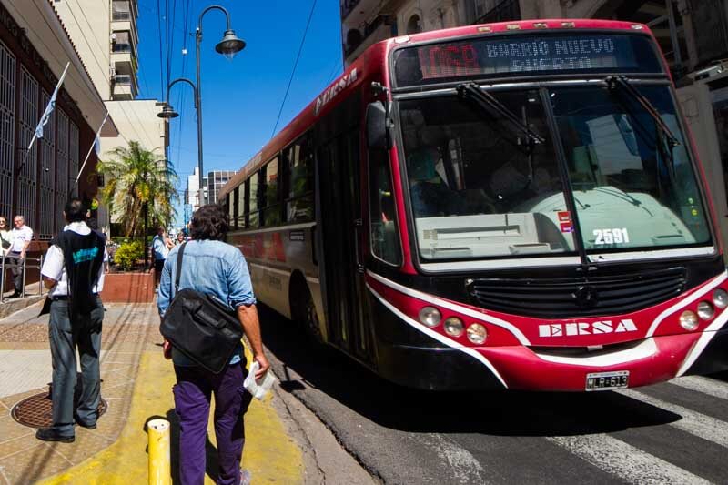 La Justicia federal suspendió la audiencia pública, convocada por la Secretaría de Transporte para discutir los aumentos en las tarifas de trenes y colectivos en Argentina.