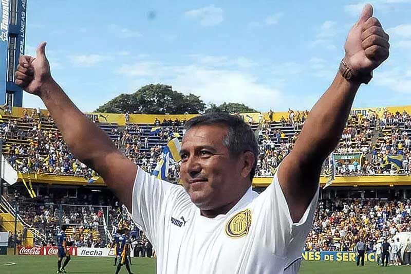 Destacado por su talento y liderazgo, fue el máximo ganador en la historia del club con tres títulos de la primera división y una Copa Conmebol. Su legado incluye momentos cruciales, como el ascenso en 1985 y el campeonato de la temporada 1986/87.