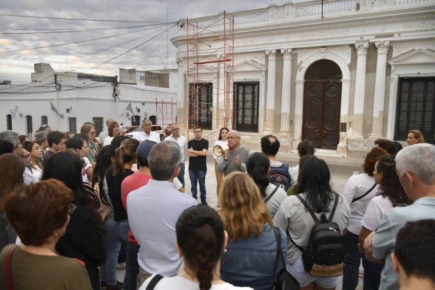 el domingo 28, de 18 a 20, la visita guiada será en el cementerio San Juan Bautista, donde a las 11 se oficiará la misa mensual. A las 18, en Espacio Mariño (Santa Fe 847), se presentará la muestra teatral “Viejos son los trapos”. En paralelo, la Peña Oficial de la Ciudad reunirá a artistas chamameceros desde las 17 en la rotonda de plaza España. Además, la playa Arazaty recibirá la “Expo Río”, de 15 a 22, mientras que la competencia de freestyle “VDF de Costa a Costa” tendrá desafíos viernes, sábado y domingo en distintos barrios.
