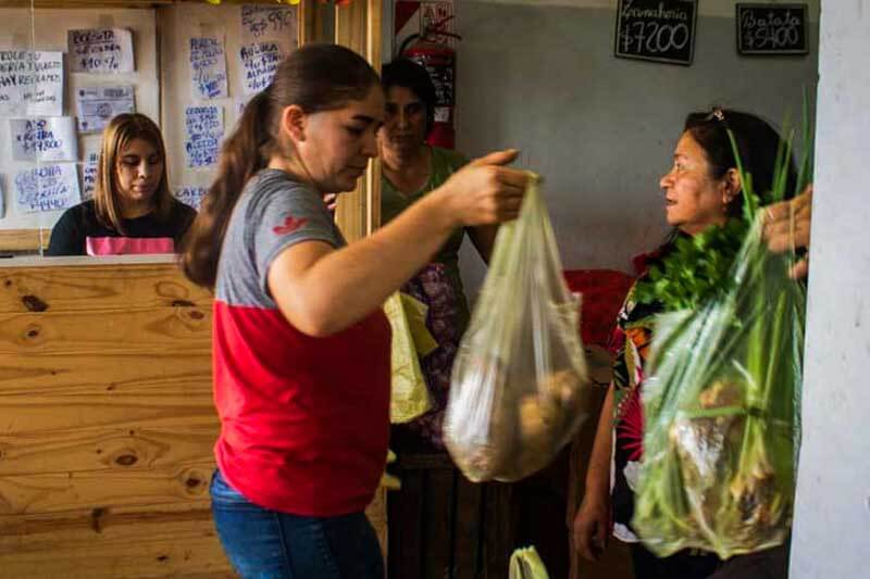 Según el organismo, la herramienta destaca las diferencias en los hábitos de consumo, que varían según los niveles de ingresos. Por ejemplo, los hogares con menores ingresos destinan un mayor porcentaje de su presupuesto a alimentos, mientras que los de ingresos altos priorizan servicios y otros rubros. De esta forma, la calculadora no solo ofrece una visión ajustada a la realidad de cada usuario, sino que también refuerza la transparencia en la comunicación de los datos oficiales.