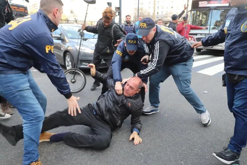 Nuevamente una movilización de la clase pasiva fue reprimida por las fuerzas de seguridad, en una manifestación frente al Congreso. También participaban organizaciones sociales y políticas que se sumaron para acompañar en el rechazo al veto presidencial, el repudio al aumento de las tarifas y para protestar por el anuncio del Pami de dejar de cubrir el 100% de los medicamentos. 