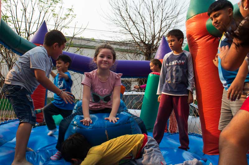 Los niños pudieron saltar y jugar, disfrutando al máximo de su día especial. La música y los juegos crearon un ambiente festivo, donde cada detalle estuvo pensado para brindar alegría a los más pequeños.