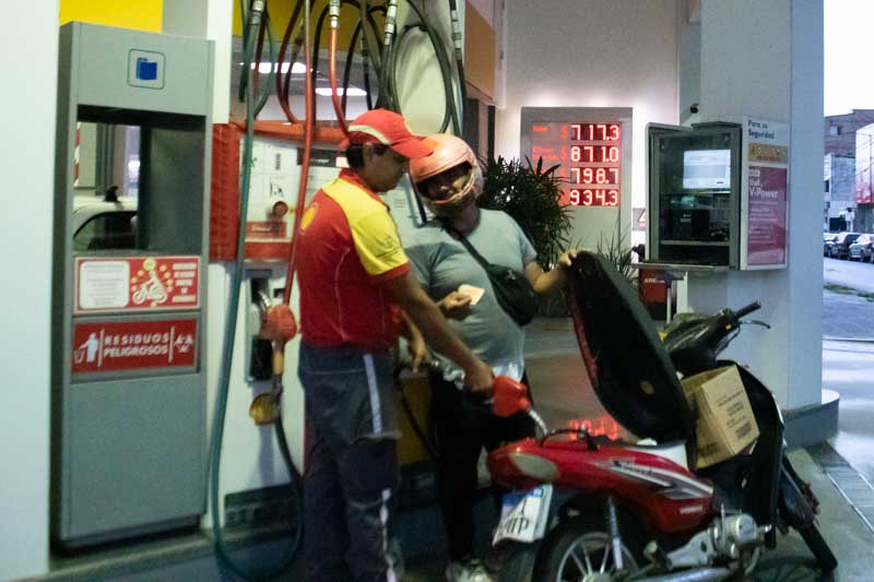 Shell fue el primero en subir sus precios, y hoy los volvió a incrementar, $717.30 la nafta súper y $871 V-Power. En tanto, el diésel se ubicó en $798.7 y el diésel premium en $934.3.