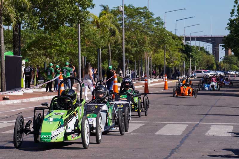 La propuesta incluye actividades deportivas y técnicas vinculadas al automovilismo, ofreciendo a los jóvenes un espacio para aplicar y fortalecer sus conocimientos profesionalizantes. Hoy, a partir de las 14, se llevarán a cabo las competencias clave, mientras que a las 18.30 se realizará la ceremonia de premiación, que culminará con un espectáculo musical a cargo de Vruno, en un ambiente de celebración comunitaria.