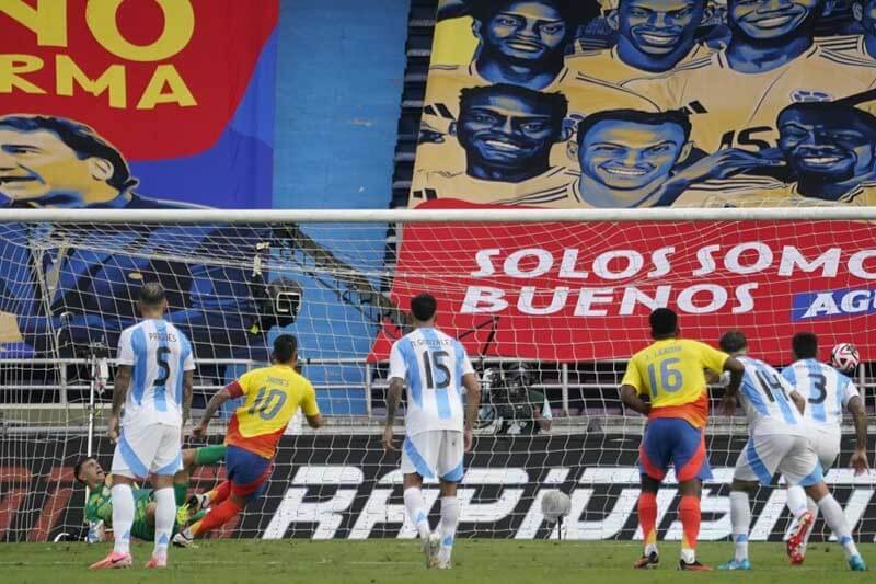 En el arranque del segundo tiempo (2’) Nicolás González arremetió (el recurso más usado por la Scaloneta) y marcó el empate, pero Colombia volvió a ponerse en ventaja con un gol de James Rodríguez de penal (7’), cobrado por Piero Maza tras la revisión sugerida por el VAR, con polémica mediante, ya que en un principio se pensó (y las imágenes son demasiado dudosas) que Otamendi realizó un quite limpio a Muñoz en el área.