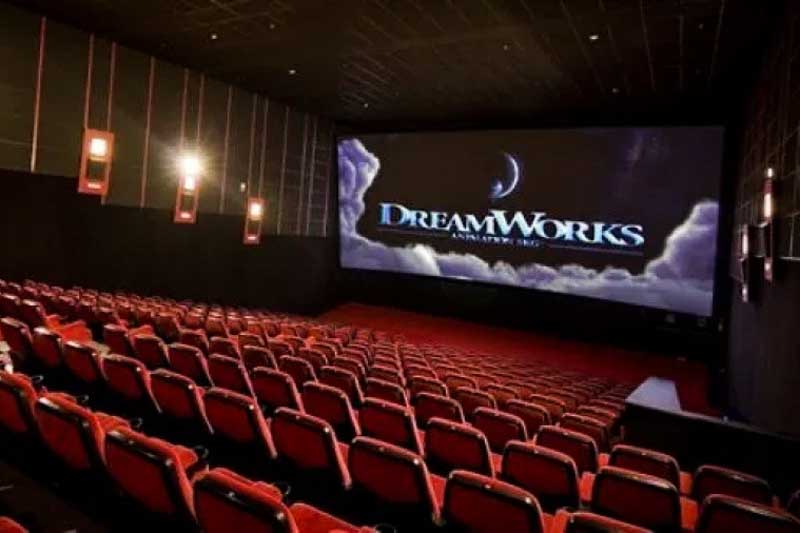 Desde la firma aclararon que la decisión alcanza únicamente a esa sede y que las demás salas de la cadena continúan funcionando con normalidad, entre ellas el complejo del Shopping Centenario. En el mensaje, la empresa agradeció al público que acompañó la trayectoria de la sala durante su funcionamiento y señaló que la cartelera y la venta de entradas seguirán disponibles en las sucursales habilitadas mediante los canales habituales.