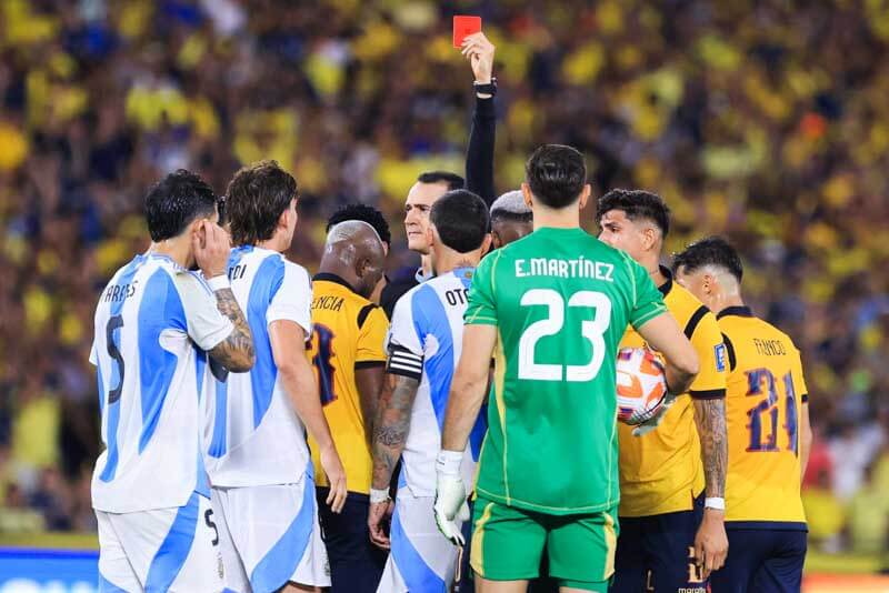 El director técnico de Argentina, Lionel Scaloni, realizó varias modificaciones en el once inicial, buscando variantes y probando jugadores. Sin embargo, el equipo no logró revertir el marcador, siendo superado por una selección ecuatoriana que se mostró más fuerte en el aspecto físico y controló el desarrollo del juego.