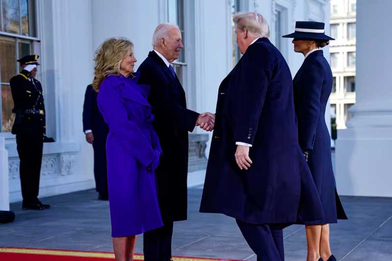 El acto protocolar incluyó el tradicional oficio religioso en la Iglesia Episcopal St. John’s, seguido de una visita simbólica a la Casa Blanca junto al mandatario saliente, Joe Biden. Durante su discurso en el Capitolio, Trump criticó severamente la administración anterior, responsabilizándola de la 