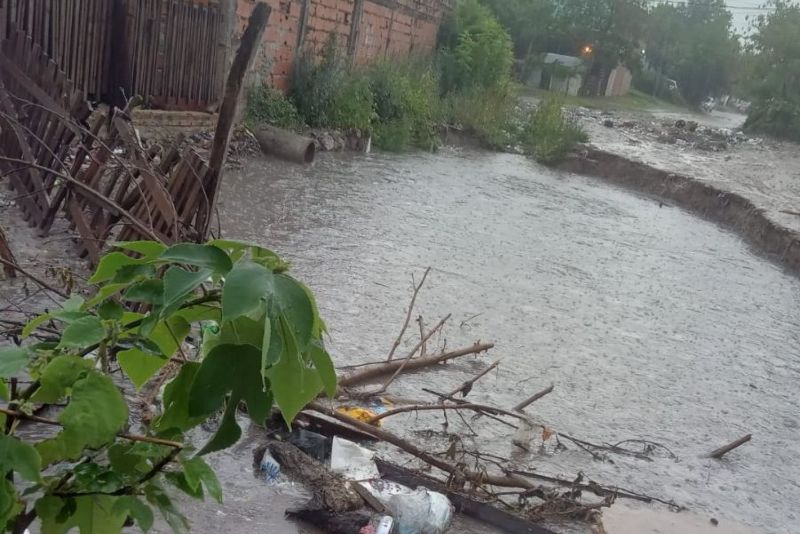 Con las últimas lluvias el agua volvió a cubrir la calle Rafael Obligado casi 20 de Mayo, en el corazón barrial, y mantuvo lleno un gran agujero provocado hace un tiempo por el desborde de un viejo desagüe que partió en dos la calzada, y que hoy es una enorme pileta donde se acumula el agua de las lluvias y amenaza con llevarse lo que queda de las viviendas cercanas, sin contar con el riesgo diario de que alguna persona caiga dentro. Para evitarlo los habitantes de la zona improvisaron defensas con bolsas de arena.