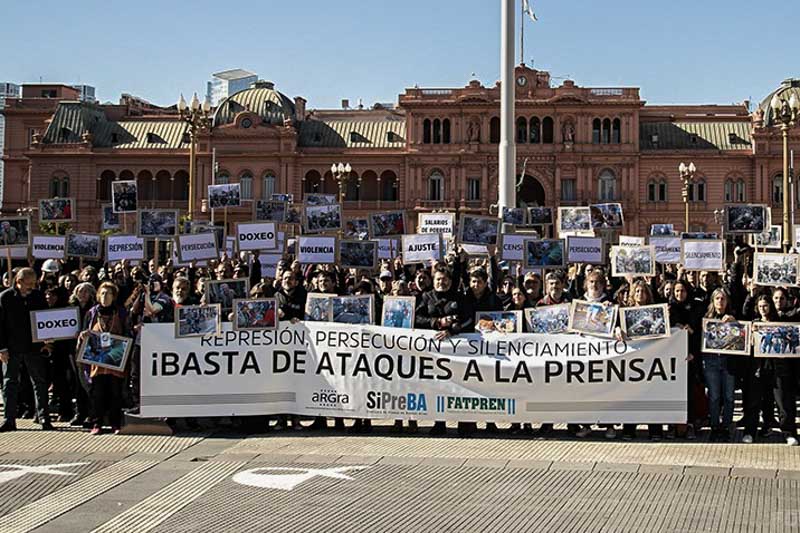 Allí se advierte que la persecución judicial, la censura y el hostigamiento en redes se consolidaron en 2025 como herramientas para silenciar voces críticas, destacando el primer intento de censura judicial en más de 30 años con la prohibición de difundir audios de Karina Milei.

El informe también señala el deterioro del empleo en el sector, con congelamiento salarial, falta de actualización paritaria, precarización y despidos.