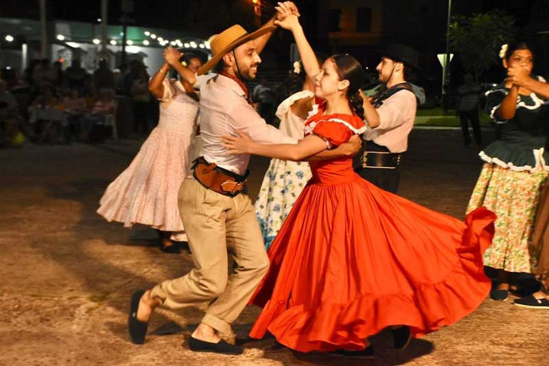 El domingo, por último, en la rotonda de la plaza España, desde las 16, se realizará la ya tradicional peña oficial chamamecera, donde desplegarán su repertorio el grupo de baile Angirú, el elenco municipal Corriente Norte, Braian Acevedo, Agustín Acuña, Joaquín y Jamil Acuña, Lalo Benítez y David Osnaghi, Los caminantes del chamamé, Mainumby Arte y Ballet.