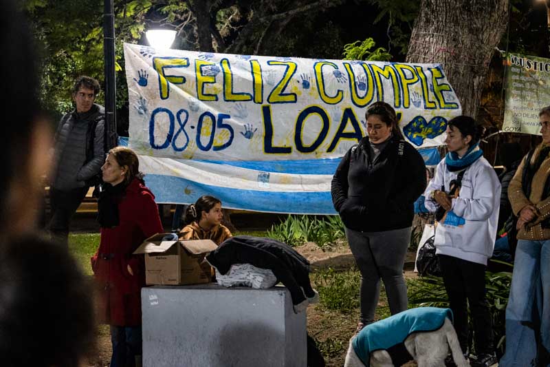 Si bien la familia de Loan no estuvo presente, representantes de organizaciones sociales y religiosas expresaron palabras de acompañamiento y firmeza: “Loan no se olvida”. A las 20 horas celebraron una misa en la catedral Nuestra Señora del Rosario, ubicada frente a la plaza.