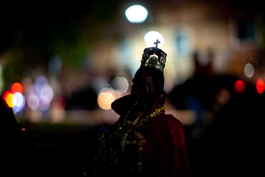 En el corazón del barrio ,para esta festividad se encuentra envuelto en un ambiente de respeto y espiritualidad, donde los fieles se agrupan frente a la pequeña ermita de San Baltasar, una imagen del santo rodeada de ofrendas y decoraciones. 