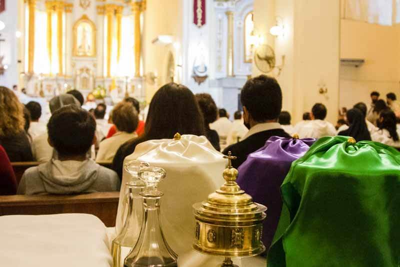 El viernes, también en la Catedral, se rezará a las 10 el tradicional vía crucis de las familias. Por la tarde (la ceremonia litúrgica no es misa, es el único día del año en que no se oficia) se celebrará la pasión de Jesucristo a las 15, presidida por el arzobispo. A las 19 se desarrollará el vía crucis por la costanera.