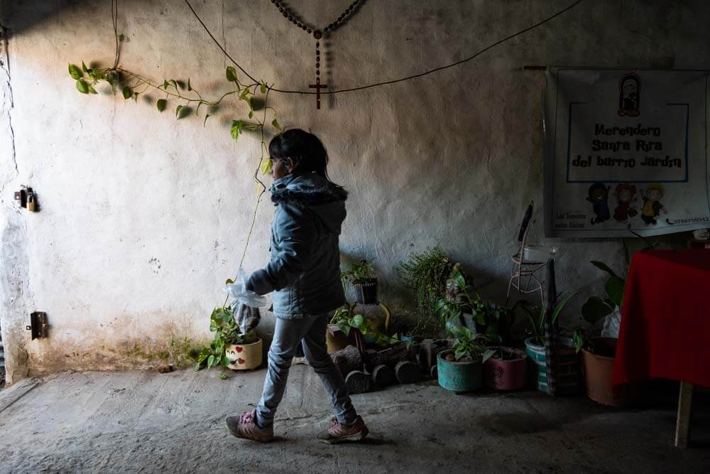 Según Luisa Brumana, representante de Unicef en Argentina, recortar consumos básicos como la carne o la leche, o incluso saltear comidas, afecta no solo el presente, sino también el futuro de los niños, comprometiendo su crecimiento y desarrollo.