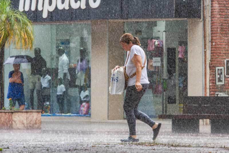En los departamentos del sureste provincial —Santo Tomé, Paso de los Libres, General Alvear y San Martín— la alerta fue elevada a nivel naranja. En estas zonas, se esperan precipitaciones más intensas, con valores acumulados entre 70 y 100 mm, que podrían ser superados de manera puntual. Ante el riesgo de anegamientos y condiciones climáticas severas, las autoridades solicitaron extremar las precauciones y mantenerse informados.