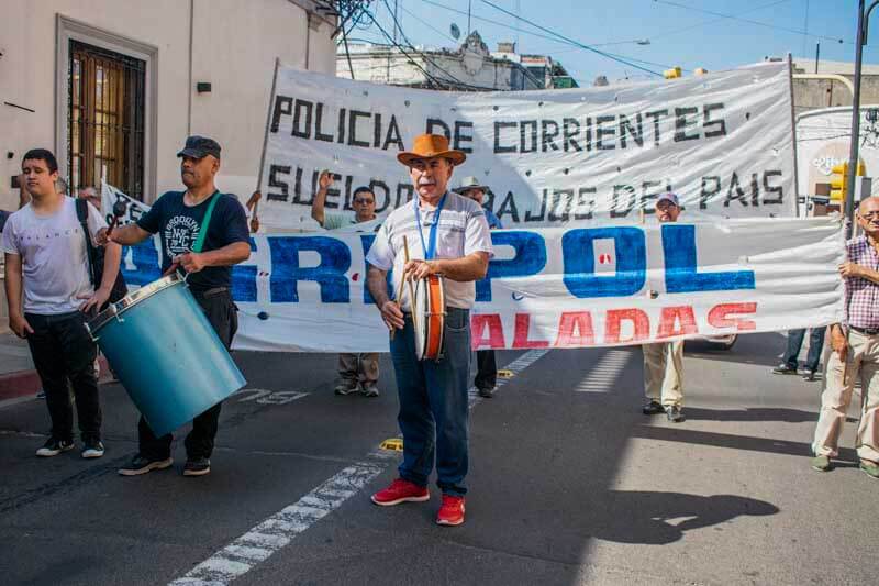 La convocatoria fue hecha a través de las redes sociales, principalmente por los familiares, los cuales destacaron que el Gobierno tiene fondos para comprar vehículos, pero no para realizar las mejoras salariales “urgentes”, y reclamaron “una respuesta inmediata”, o de lo contrario acamparán “el tiempo que sea necesario”.