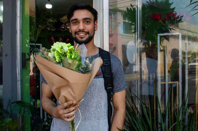La serie "Floricienta" cautivó a jóvenes en 2004-2005, y su pegajosa canción se convirtió en el símbolo de la tendencia y ahora se regalan flores amarillas el 21 de septiembre, recreando la historia de amor narrada en la canción.