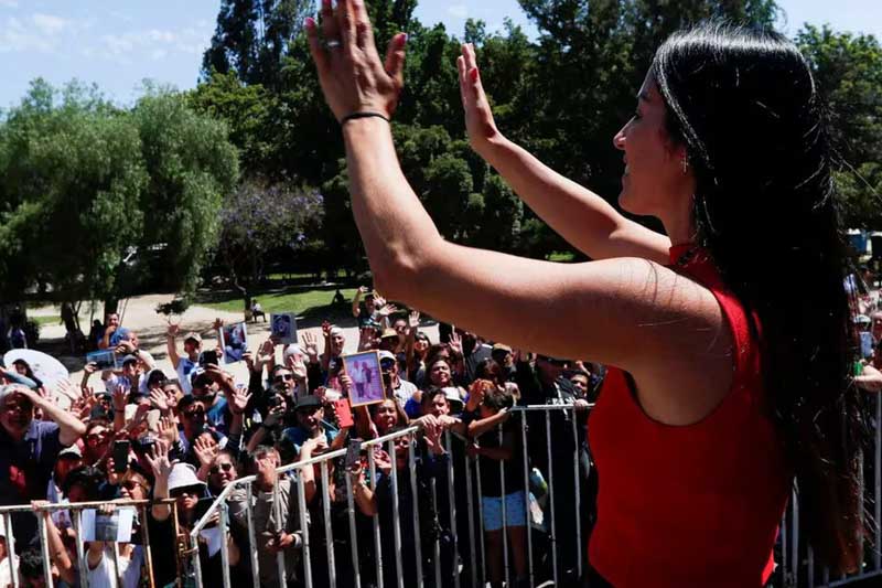 Aunque la Iglesia avala esta actividad curadora, el arzobispado de Corrientes ayer notificó en las redes sociales que no está vinculado a la organización o la venta de entradas para el espectáculo que realizará la mujer cuya actividad milagrera comenzó hace unos años, cuando descubrió -según sus propias declaraciones- que canalizaba el “poder divino” a través de sus manos, las cuales impone sobre los enfermos con la intención de curarlos.