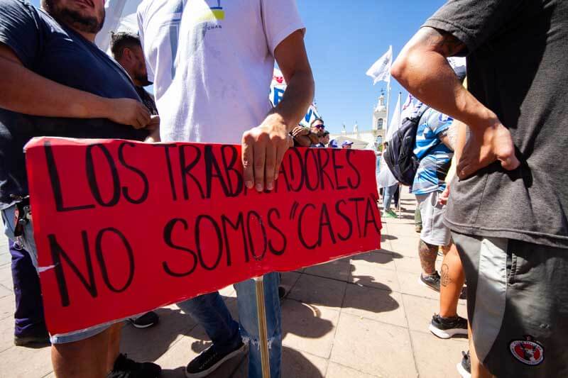 Los manifestantes exhibían sus carteles apelando a las contradicciones de Javier Milei al aplicar su discurso de campaña.
