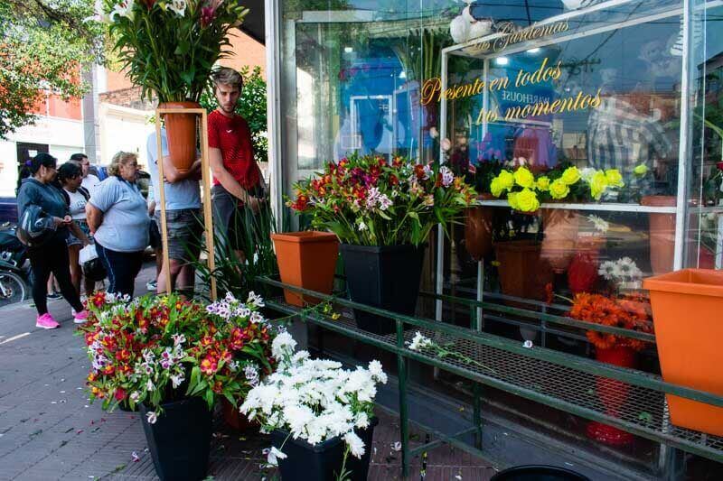 Las floristerias de la ciudad se vieron inundadas de compradores que no querian dejar pasar la oportunidad  y compartir su aprecio y afecto obsequiando flores amarillas. 