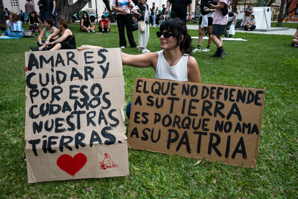 Las consignas tambi&eacute;n apelaron al compromiso ciudadano con el cuidado del territorio. Los mensajes escritos a mano evidenciaron el protagonismo de quienes eligieron participar activamente de la convocatoria.
