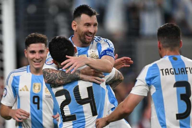 En el complemento, a los seis minutos y tras uno de los pocos ataques colectivos bien orquestados por los argentinos, un mal rechazo le llegó a Enzo Fernández, quien se acomodó y pateó al arco, pero hubo un desvió en Messi y el guardameta canadiense quedó sin chances. Desde allí hasta el festejo del final hubo posibilidades para ambos, caracterizadas por las malas decisiones y la falta de contundencia.