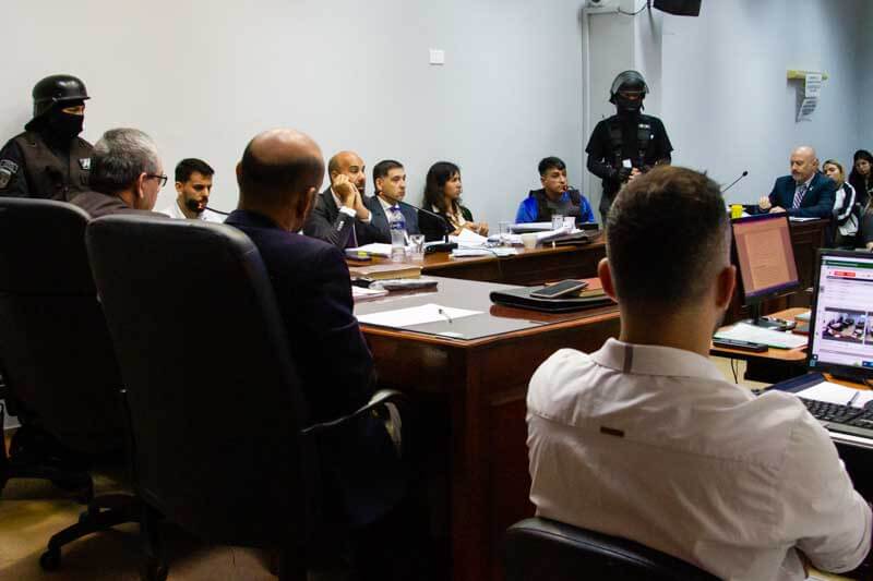 El imputado negó haber sido el autor del fuego que causó la trágica muerte de la víctima, argumentando que fue la propia Alba quien se roció con alcohol y prendió fuego a sí misma. La querella buscará la condena a perpetua. 