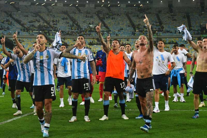 Sin Leandro Paredes, Enzo Fernández, Nicolás Otamendi ni Alexis Mac Allister, la formación de los dirigidos por Lionel Scaloni sería la siguiente: Emiliano Martínez; Nahuel Molina, Cristian Romero, Leonardo Balerdi, Nicolás Tagliafico; Giuliano Simeone, Rodrigo De Paul, Exequiel Palacios, Thiago Almada o Nicolás Paz; Lionel Messi y Julián Álvarez.
