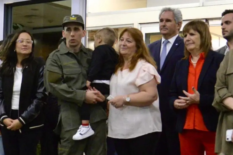 La diplomacia de la mano con el fútbol}