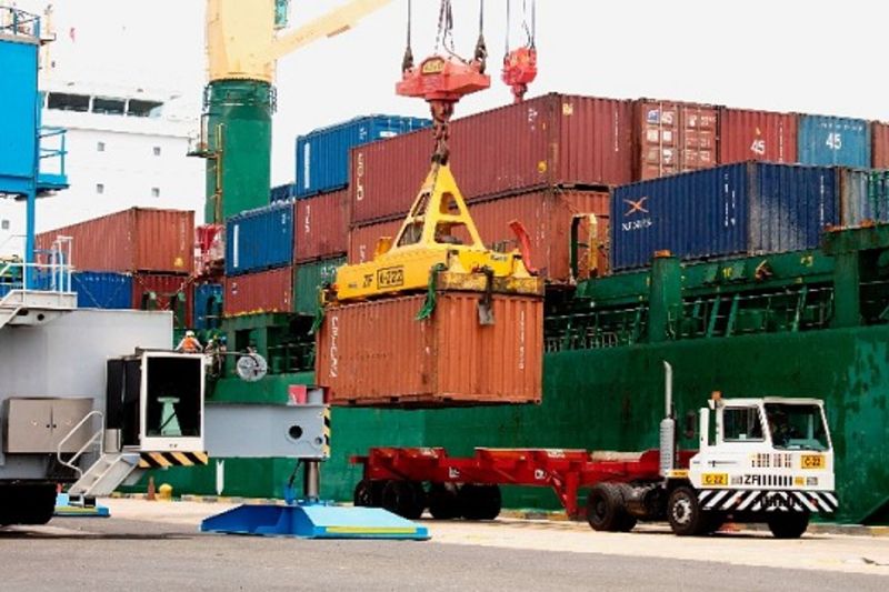 El cambio en la matriz importadora también es de vital importancia, debido a que el aumento de la importación de bienes finales (autos, consumo), en lugar de insumos, se vuelve más insostenible para la economía, por la restricción de dólares. Por último hay que mencionar los costos internos y la fiscalidad, porque la producción local se enfrenta a los altos costos internos y a los impuestos, desfavoreciendo su competitividad frente a todo lo importado.