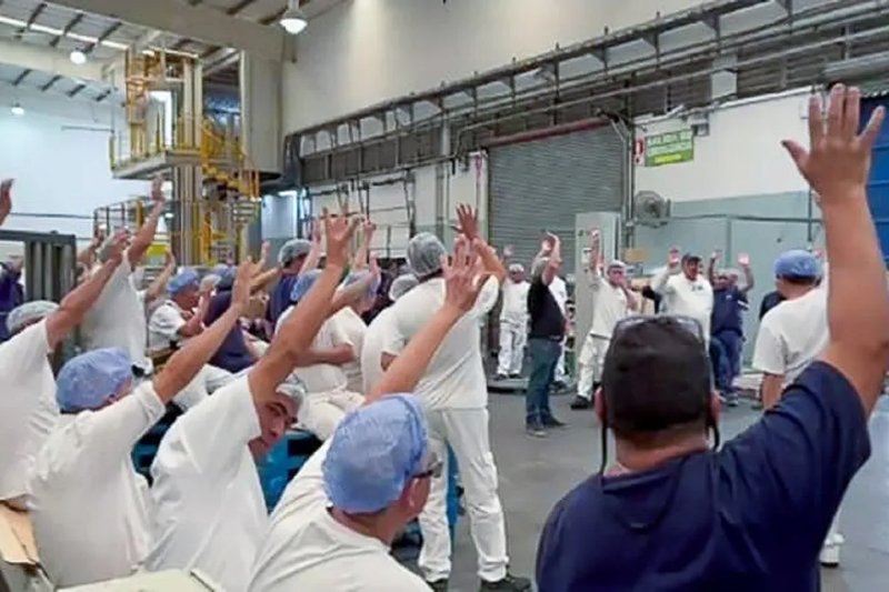 Para determinar las acciones a seguir realizaron la primera audiencia, a la que asistieron los obreros junto a representantes del Sindicato de Alimentación. Este miércoles realizarán la segunda en el Ministerio de Trabajo bonaerense. “En Molinos no sobran trabajadores, al contrario, faltan cubrir puestos”, aseguró un vocero gremial, y aclaró que si bajaron las ventas “es resultado de la política empobrecedora del gobierno de Milei”.