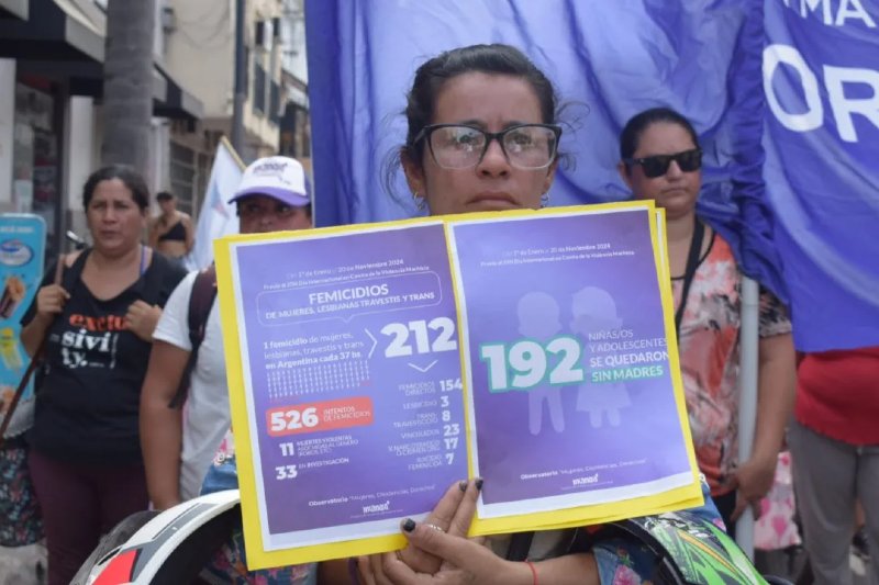 Con motivo de la fecha la ONU dio a conocer un informe donde da cuenta de que, en el mundo, “cada día 140 mujeres y niñas son asesinadas por alguien de su propia familia. Alrededor de una de cada tres mujeres sigue sufriendo violencia física o sexual. Y la situación está empeorando”. Asimismo, subraya que “las crisis de los conflictos, el clima y el hambre han exacerbado las desigualdades, y que la horrenda violencia sexual se está utilizando como arma de guerra”. 