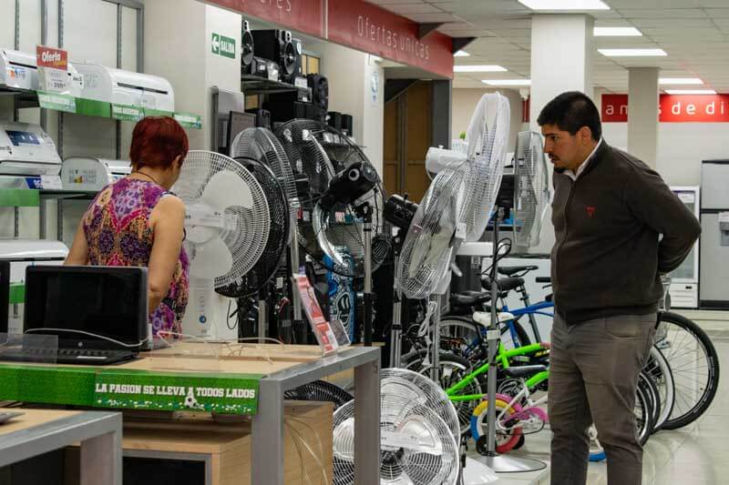 La debilidad se extendió a otros sectores. En supermercados, las ventas crecieron apenas un 0,2% en el mes, manteniéndose estancadas desde marzo. La variación interanual fue positiva en 0,8%, aunque con bajas en productos básicos y subas en carnes e indumentaria. En tanto, los shoppings registraron su primera contracción anual desde noviembre de 2024, con una caída real de 4,5%, impulsada por descensos en diversión, ropa deportiva y productos electrónicos.