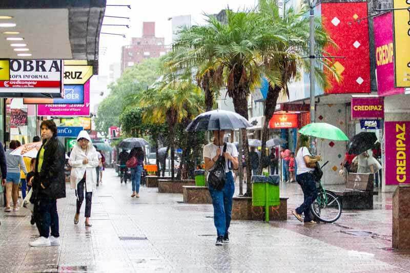 Hacia la tarde se prevé la continuidad de tormentas aisladas y un marcado ascenso térmico, con una máxima estimada de 27 grados. Los vientos soplarán del noreste, con intensidades de entre 13 y 22 kilómetros por hora.