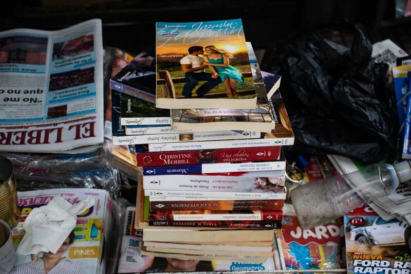 En paralelo, el avance de los formatos digitales redefine la relación con la lectura. Plataformas como Amazon, junto a sus servicios Kindle, Audible y sistemas de autopublicación, impulsaron un modelo donde el libro se integra a un ecosistema más amplio de contenidos y consumo. Lejos de desaparecer, el libro impreso convive con el digital y el audiolibro, mientras el principal desafío se traslada al terreno del tiempo y la atención, en competencia directa con series, redes sociales y otros formatos de entretenimiento.